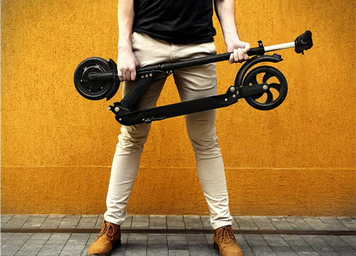 Электросамокат в плотном городском потоке